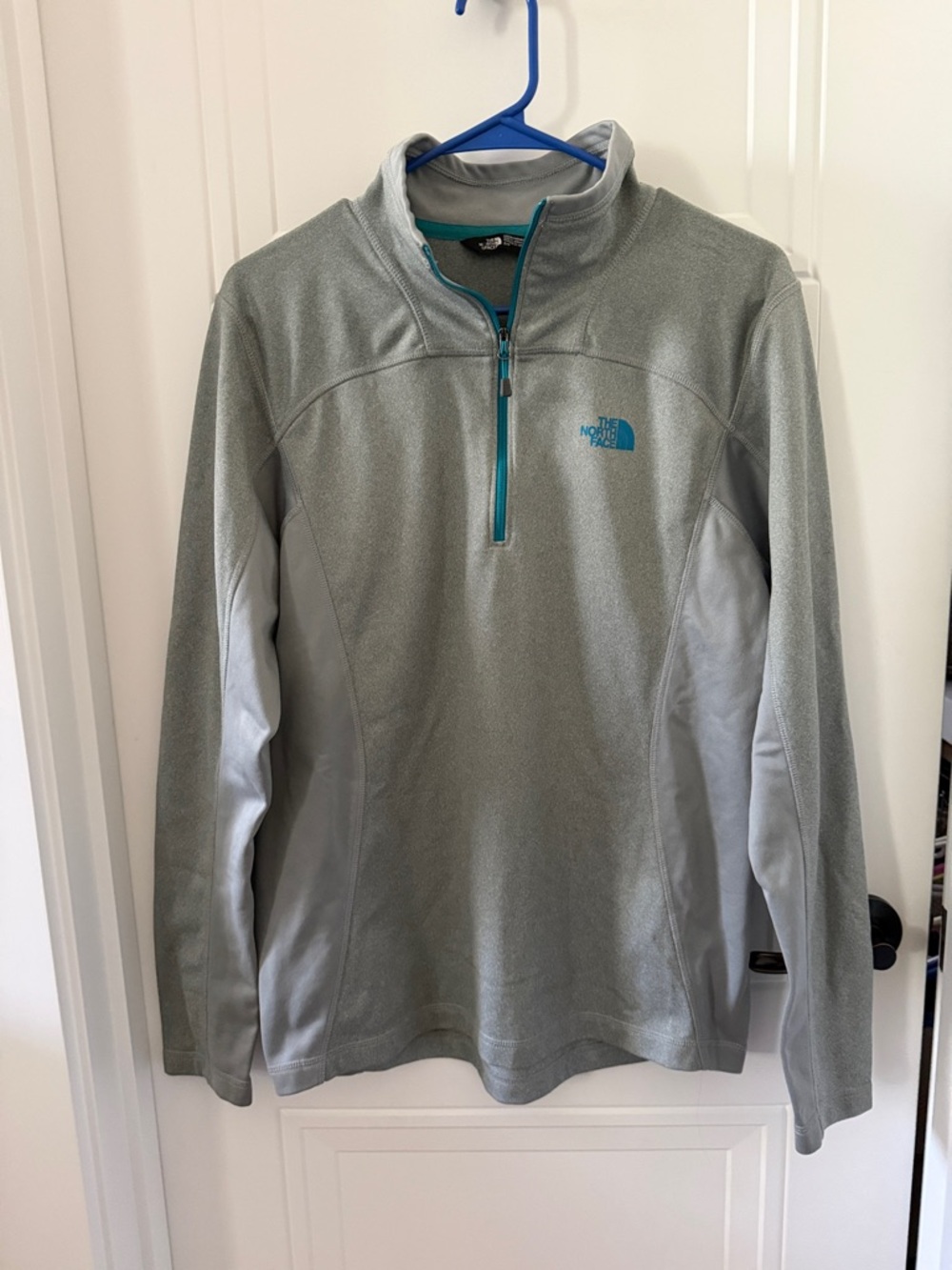 The North Face Men's Light Gray Quarter-Zip Fleece with Teal Accents